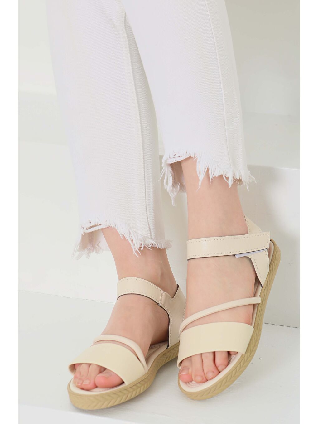 Ekru Kadın Krem Çapraz Detaylı Sandalet - 27111-1