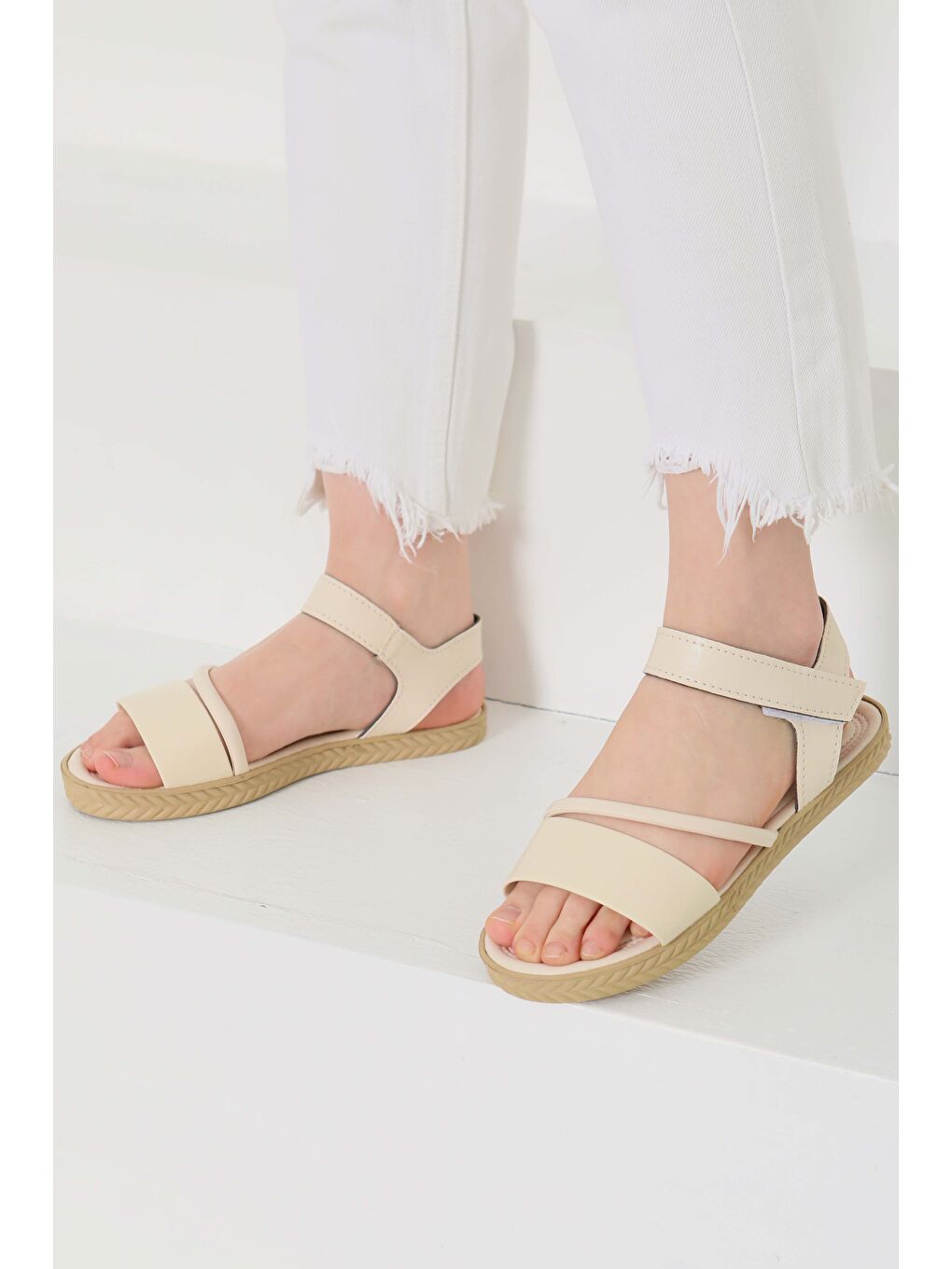 Ekru Kadın Krem Çapraz Detaylı Sandalet - 27111-2