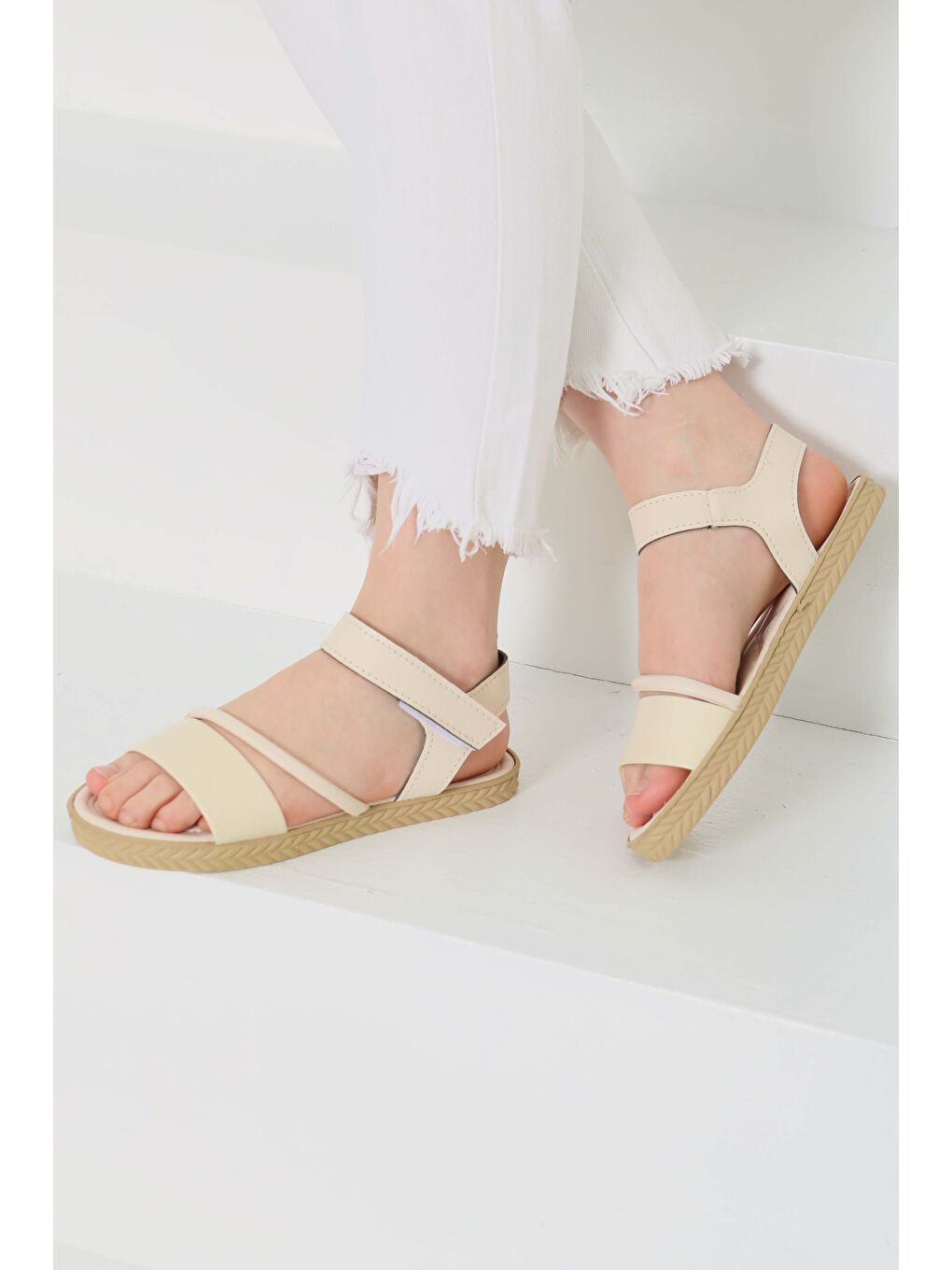 Ekru Kadın Krem Çapraz Detaylı Sandalet - 27111-3