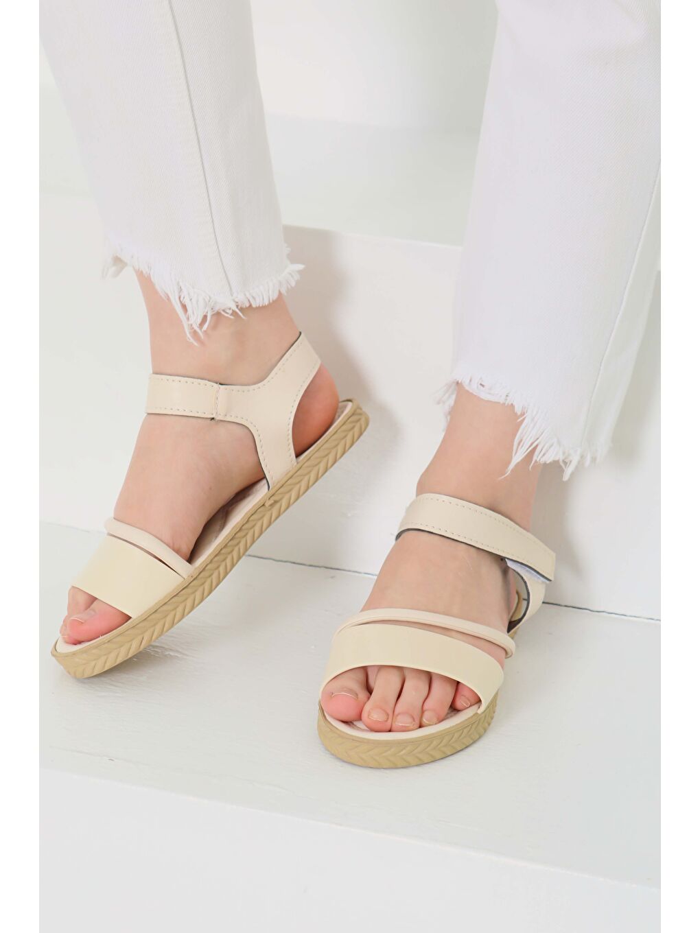 Ekru Kadın Krem Çapraz Detaylı Sandalet - 27111-4