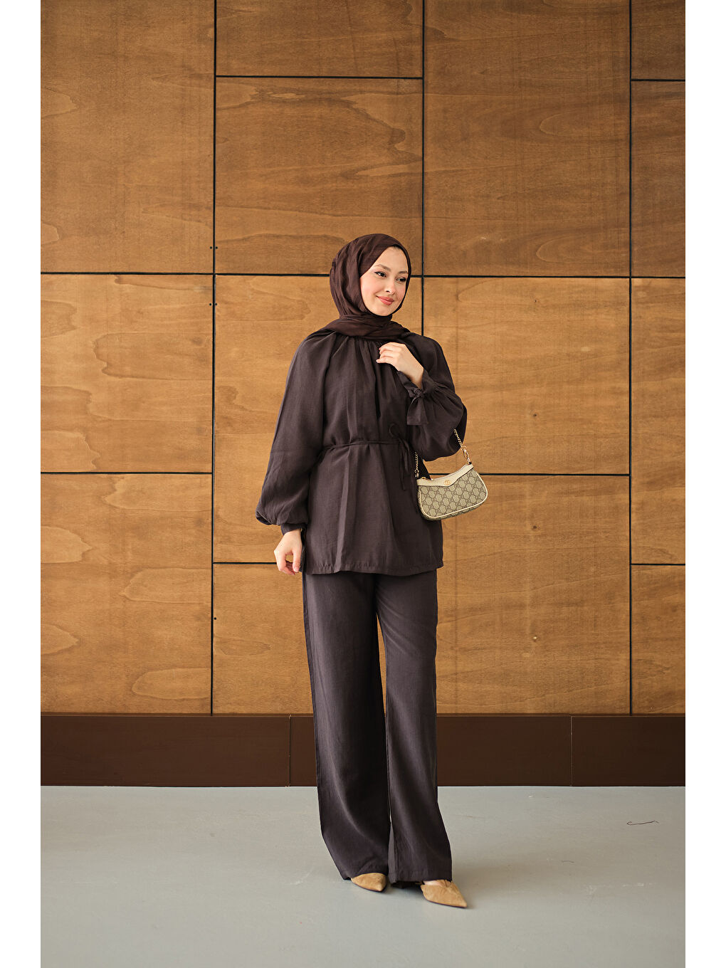 Kadın Yaka Büzgülü Bilek Bağlamalı Pantolonlu Takım Kahverengi-4