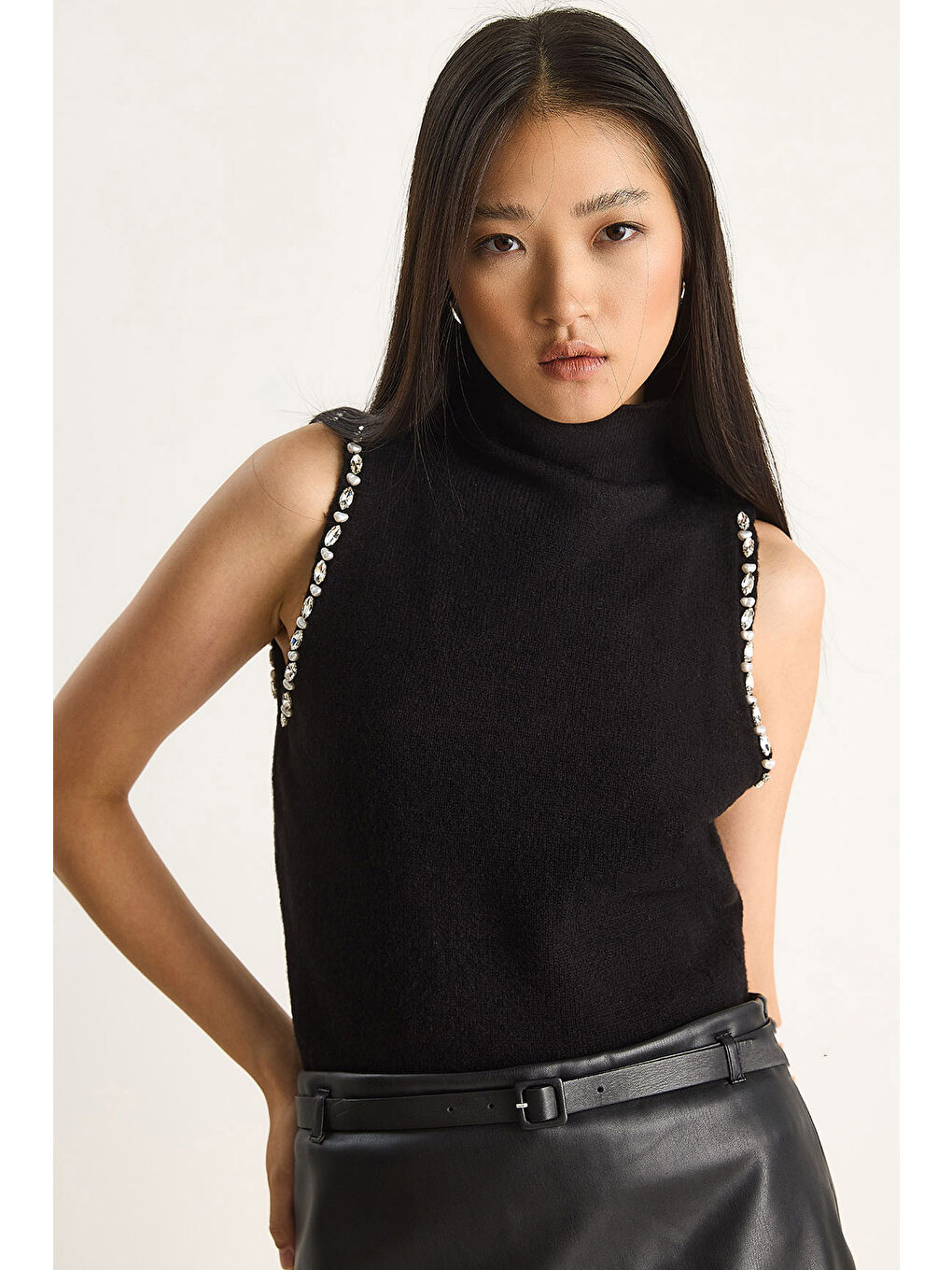 Siyah Kadın Taş Detaylı Yarım Balıkçı Yaka Triko Bluz