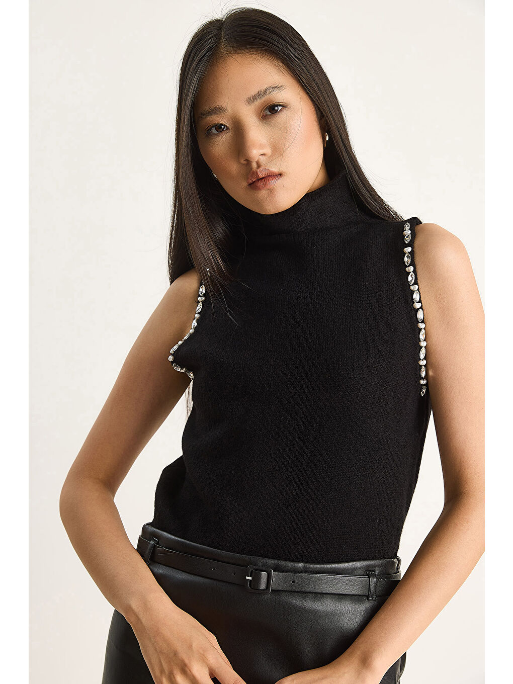 Siyah Kadın Taş Detaylı Yarım Balıkçı Yaka Triko Bluz-1