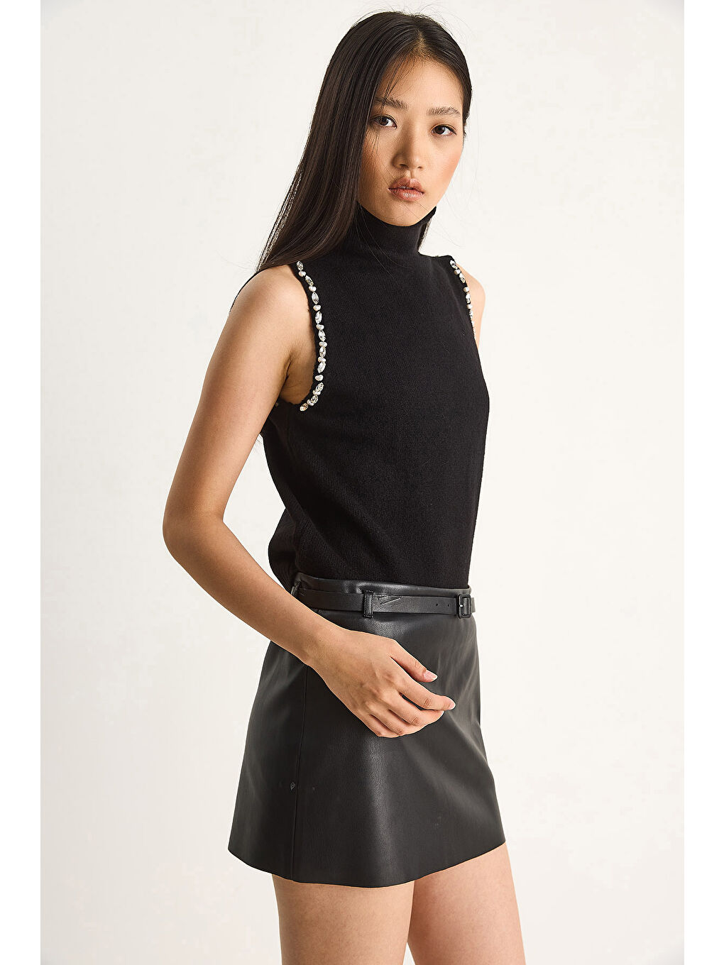 Siyah Kadın Taş Detaylı Yarım Balıkçı Yaka Triko Bluz-3