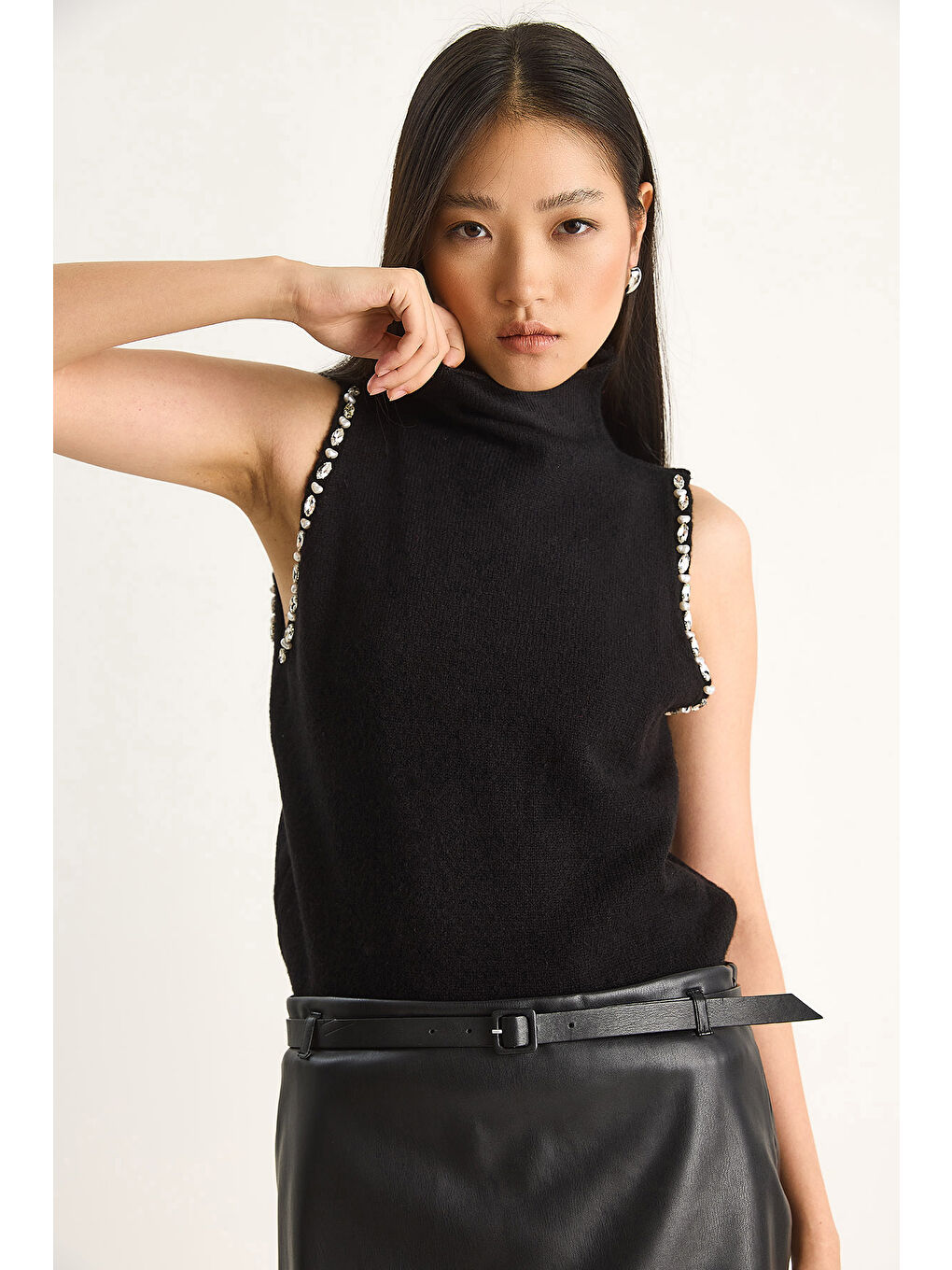 Siyah Kadın Taş Detaylı Yarım Balıkçı Yaka Triko Bluz-4