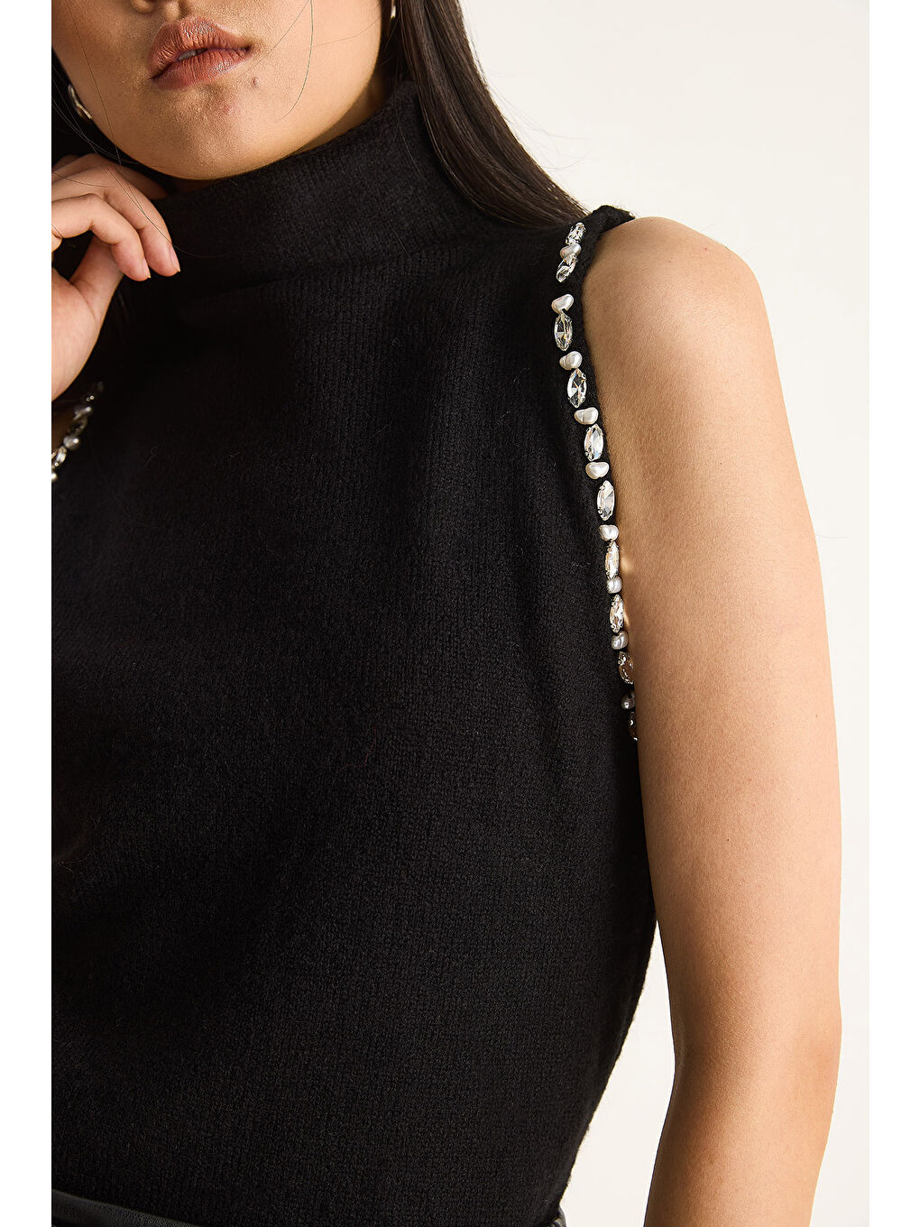 Siyah Kadın Taş Detaylı Yarım Balıkçı Yaka Triko Bluz-5