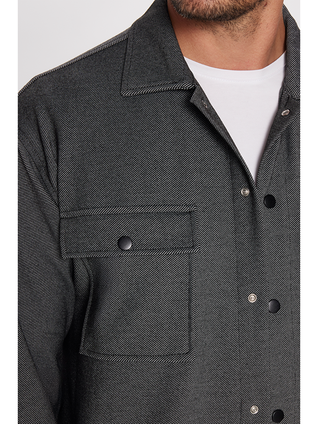 Erkek Relax Fit Rahat Kesim Çift Cepli Örme Siyah Apaş Yaka Gömlek-3