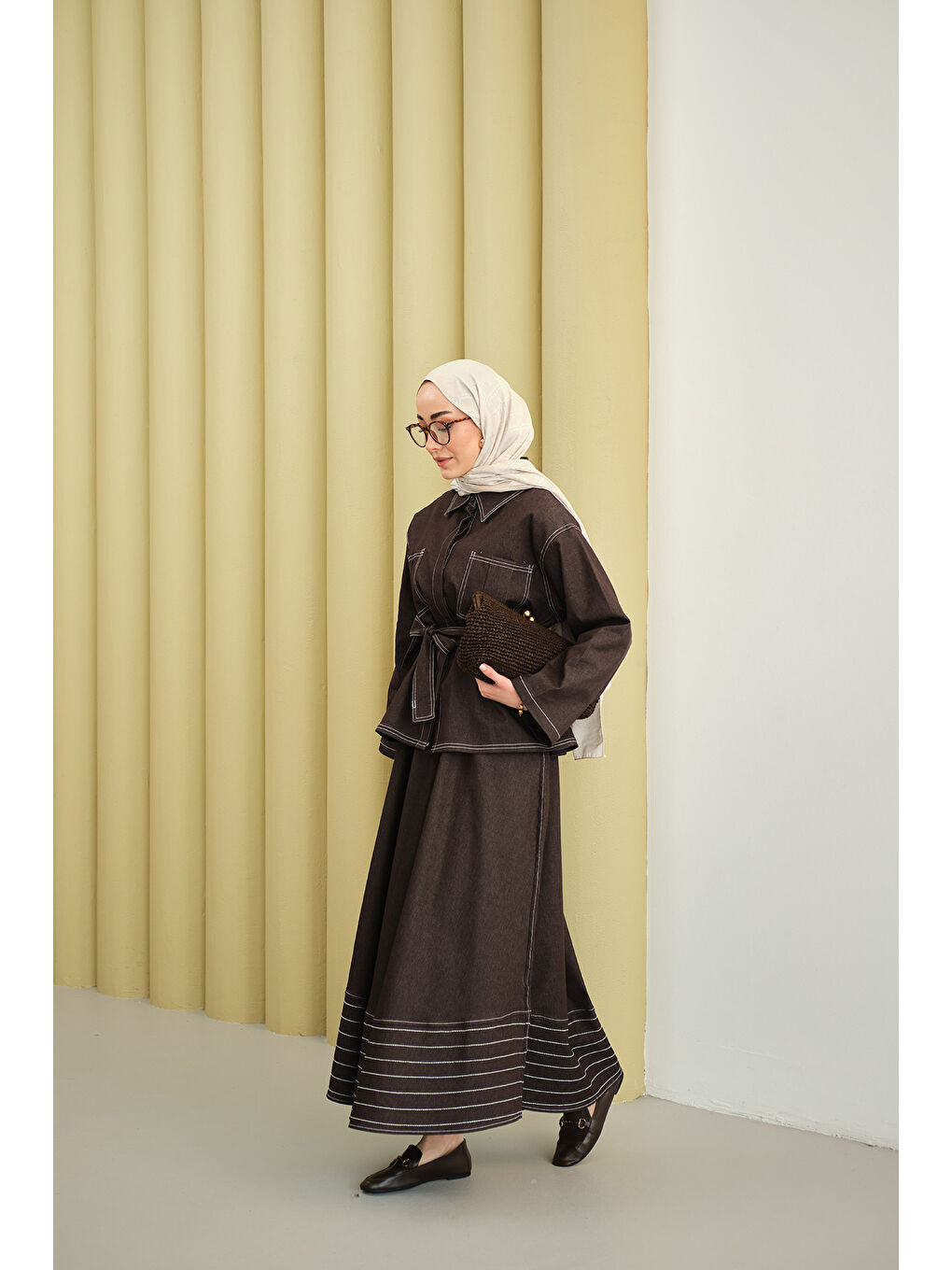 Kadın Gömlek Yaka Gizli Düğmeli Nakışlı Çift Cep Etekli Takım Kahverengi-1