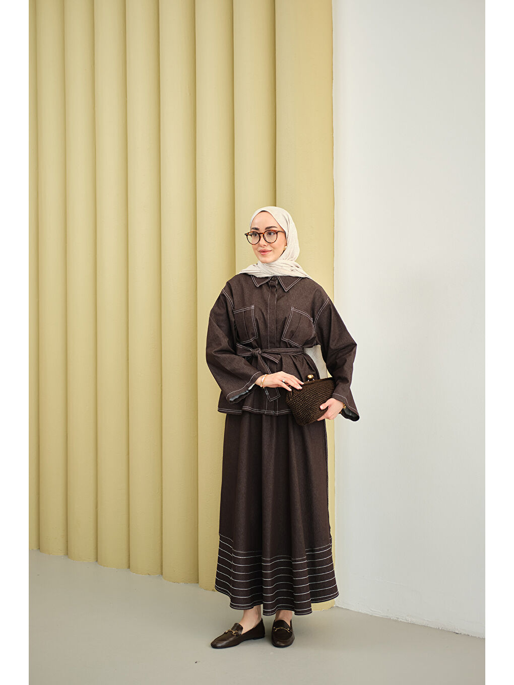 Kadın Gömlek Yaka Gizli Düğmeli Nakışlı Çift Cep Etekli Takım Kahverengi-3