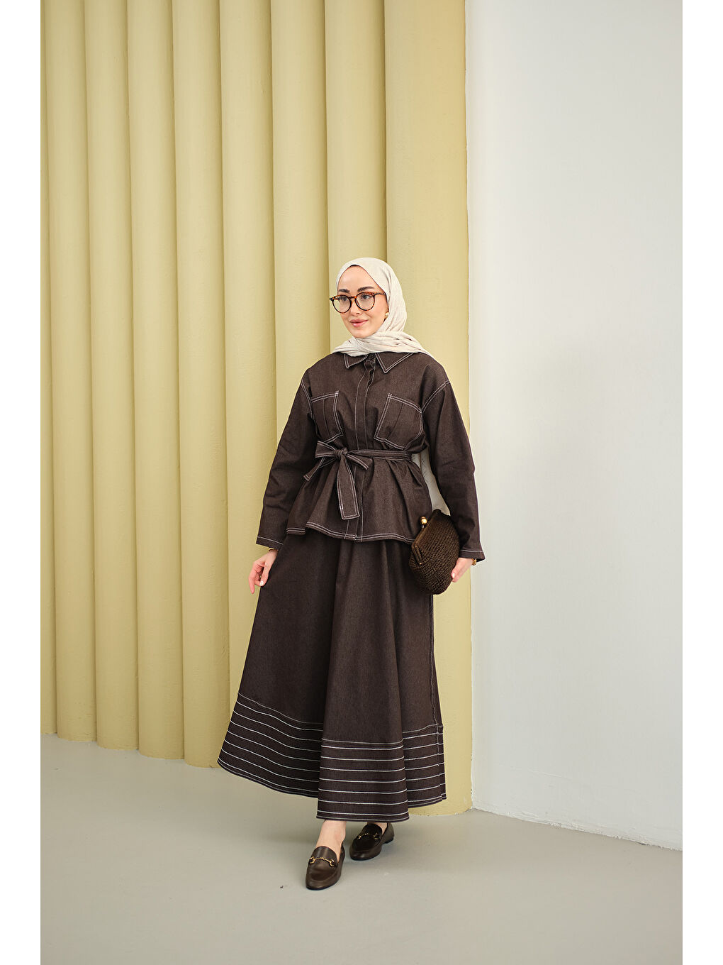 Kadın Gömlek Yaka Gizli Düğmeli Nakışlı Çift Cep Etekli Takım Kahverengi-4