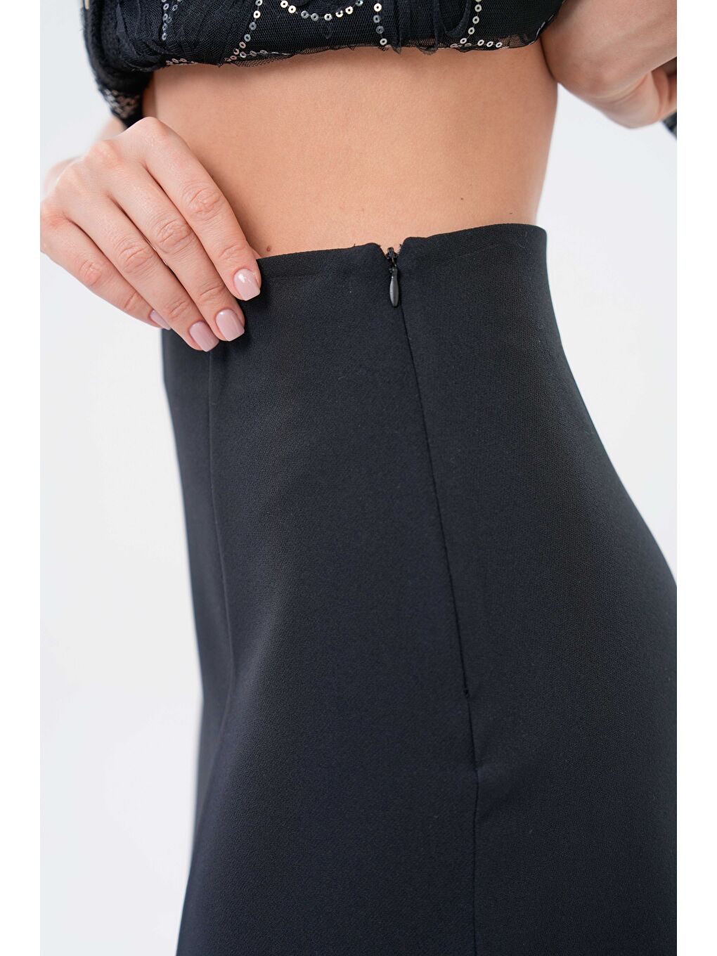 Siyah Yırtmaçlı Detaylı Midi Dokuma Etek-2