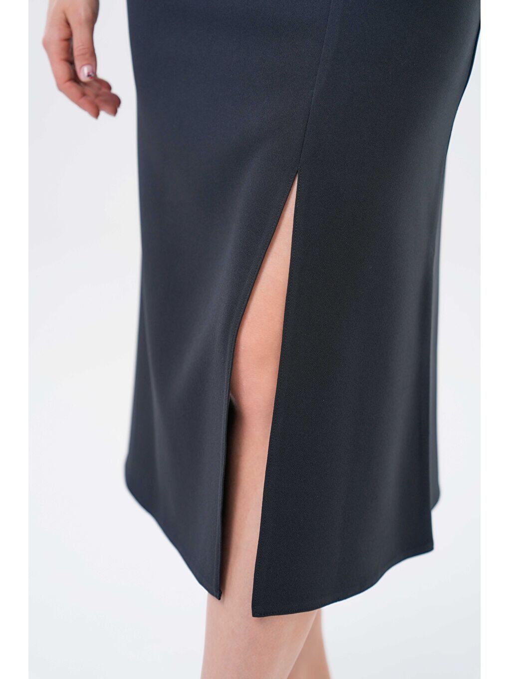 Siyah Yırtmaçlı Detaylı Midi Dokuma Etek-4