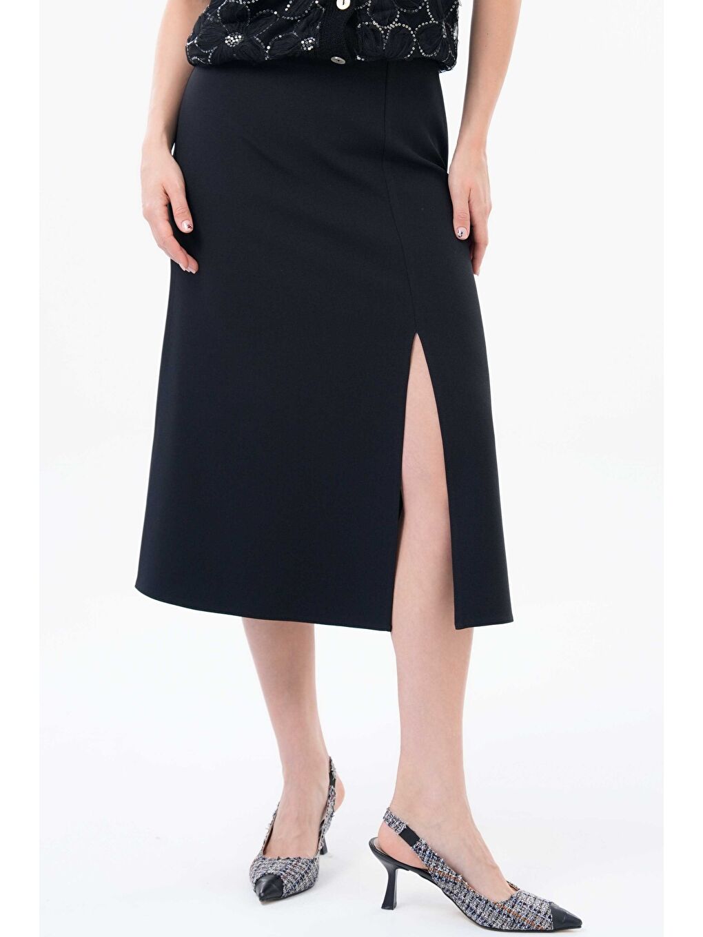 Siyah Yırtmaçlı Detaylı Midi Dokuma Etek-6