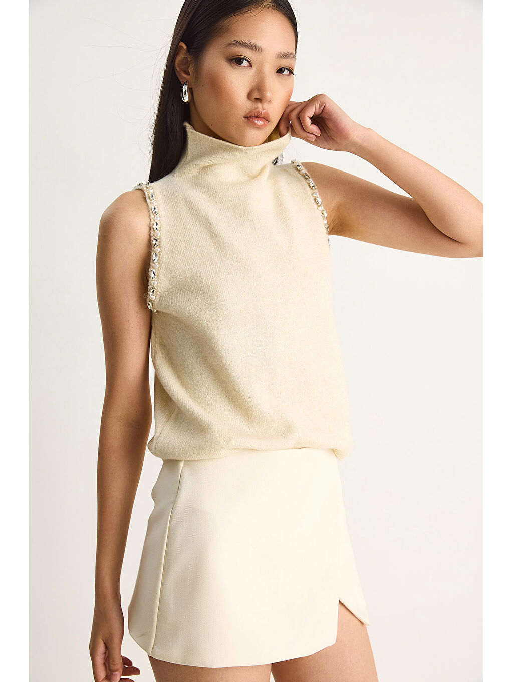 Ekru Kadın Taş Detaylı Yarım Balıkçı Yaka Triko Bluz-1