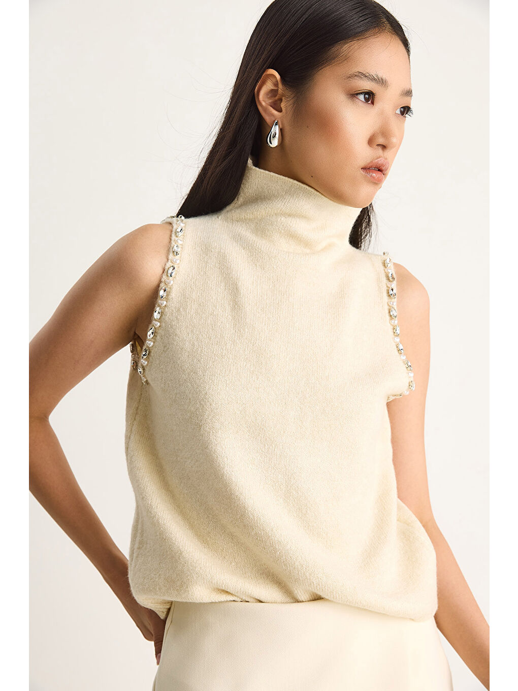 Ekru Kadın Taş Detaylı Yarım Balıkçı Yaka Triko Bluz-2