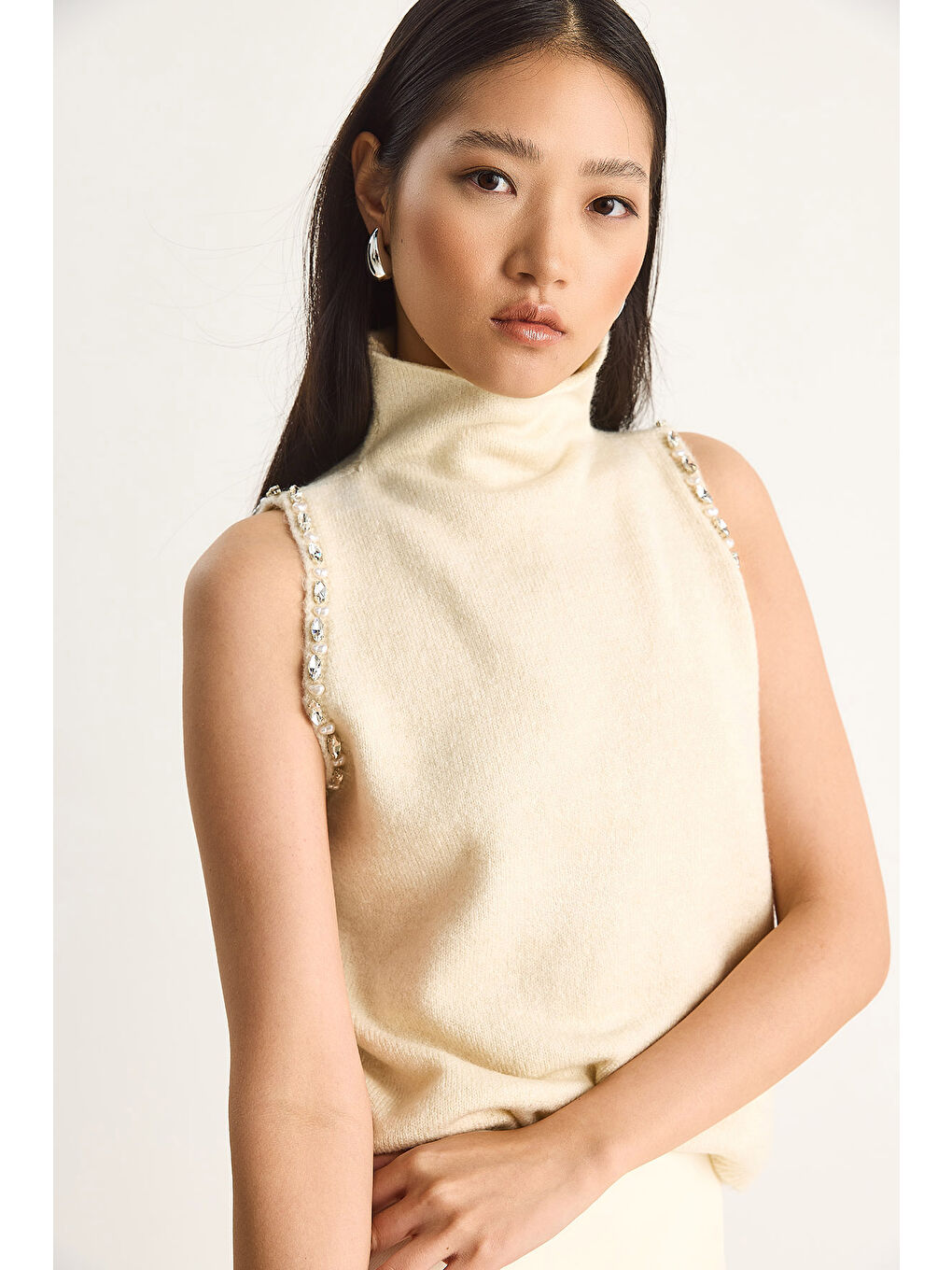 Ekru Kadın Taş Detaylı Yarım Balıkçı Yaka Triko Bluz-3