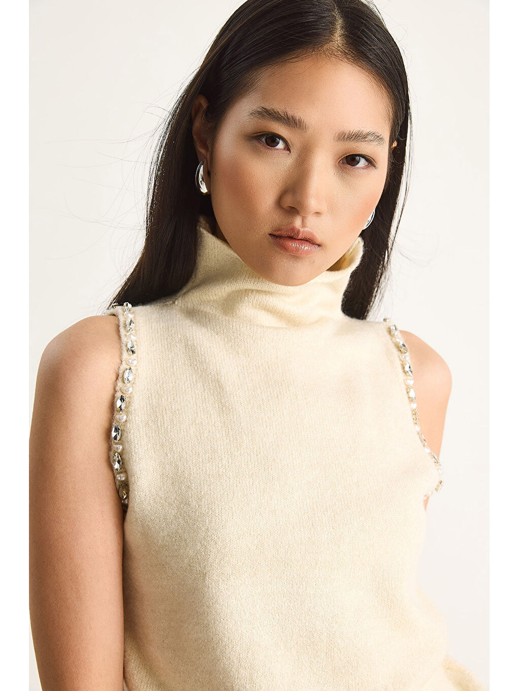 Ekru Kadın Taş Detaylı Yarım Balıkçı Yaka Triko Bluz-4