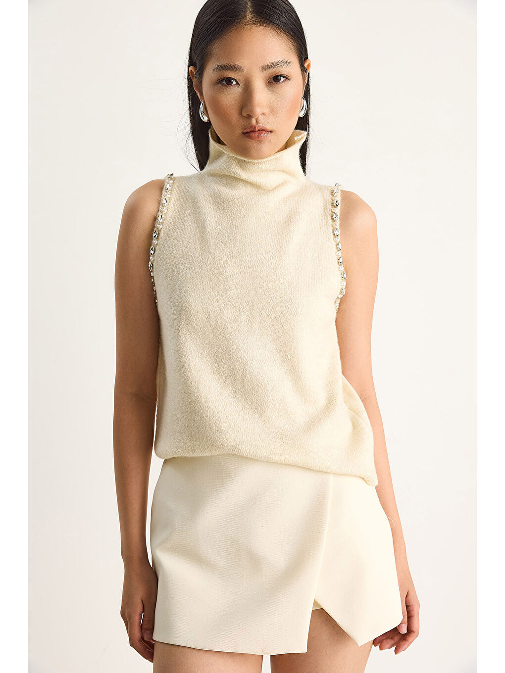 Ekru Kadın Taş Detaylı Yarım Balıkçı Yaka Triko Bluz-5