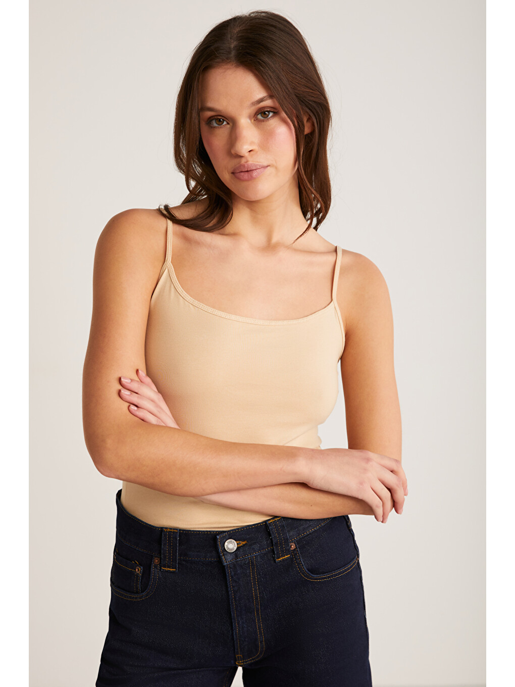 Khloe Kadın Slim Fit Dar Kesim Pamuklu İnce Askılı Kare Yaka Sıfır Kol Basic Bej Atlet