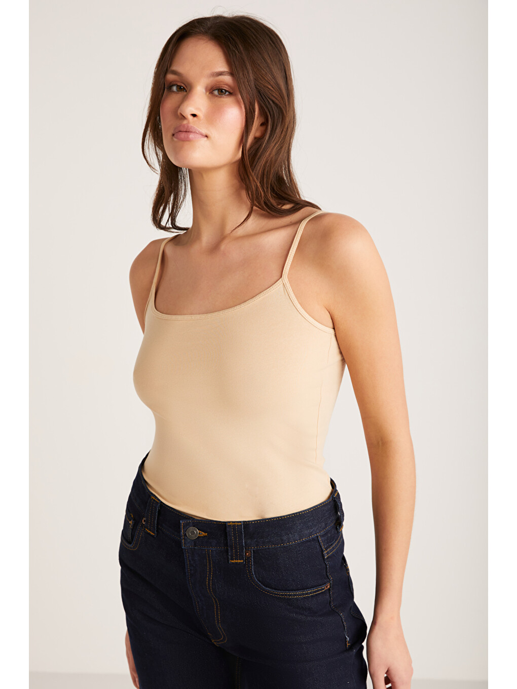 Khloe Kadın Slim Fit Dar Kesim Pamuklu İnce Askılı Kare Yaka Sıfır Kol Basic Bej Atlet-1