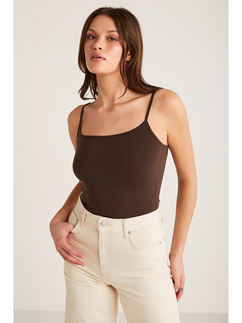 Khloe Kadın Slim Fit Dar Kesim Pamuklu İnce Askılı Kare Yaka Sıfır Kol Basic Kahverengi Atlet-1
