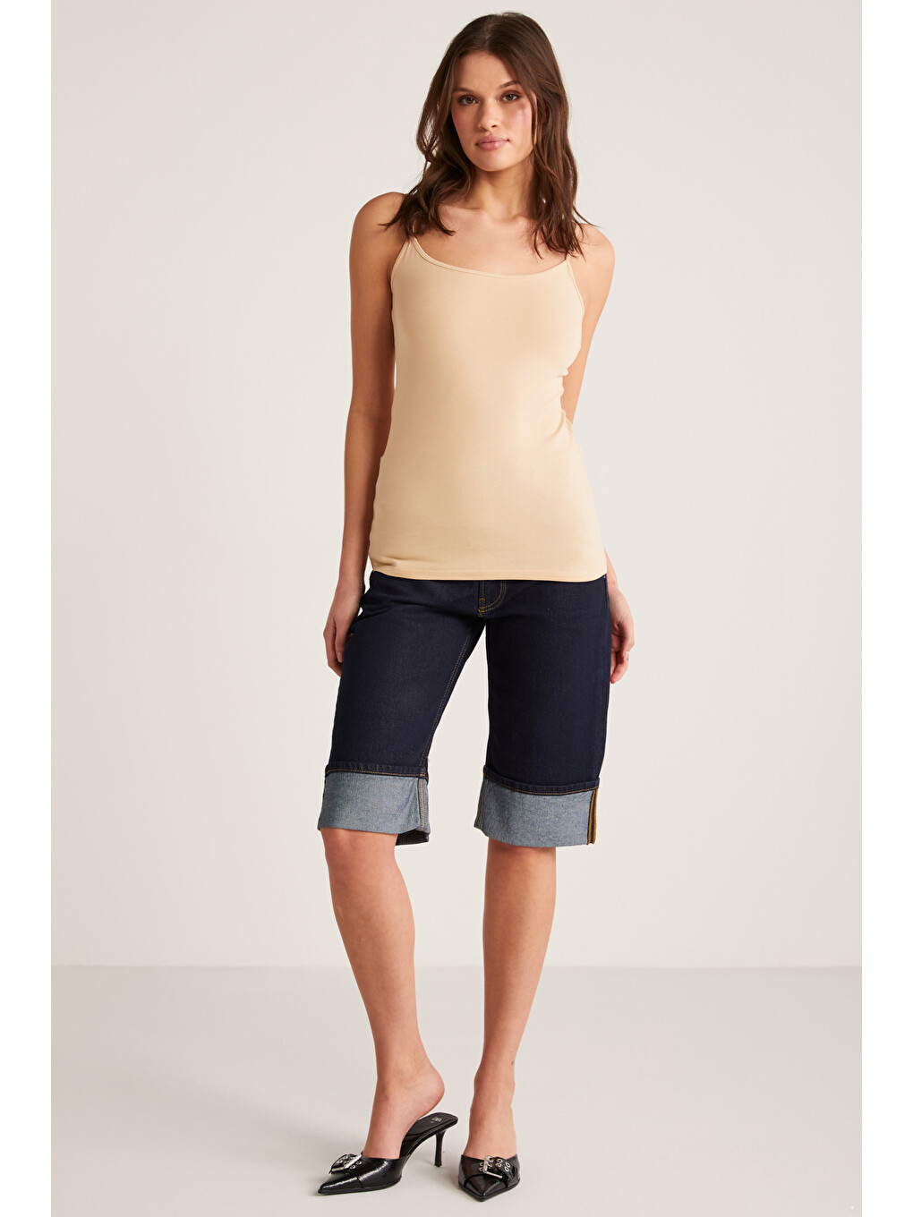 Khloe Kadın Slim Fit Dar Kesim Pamuklu İnce Askılı Kare Yaka Sıfır Kol Basic Bej Atlet-3