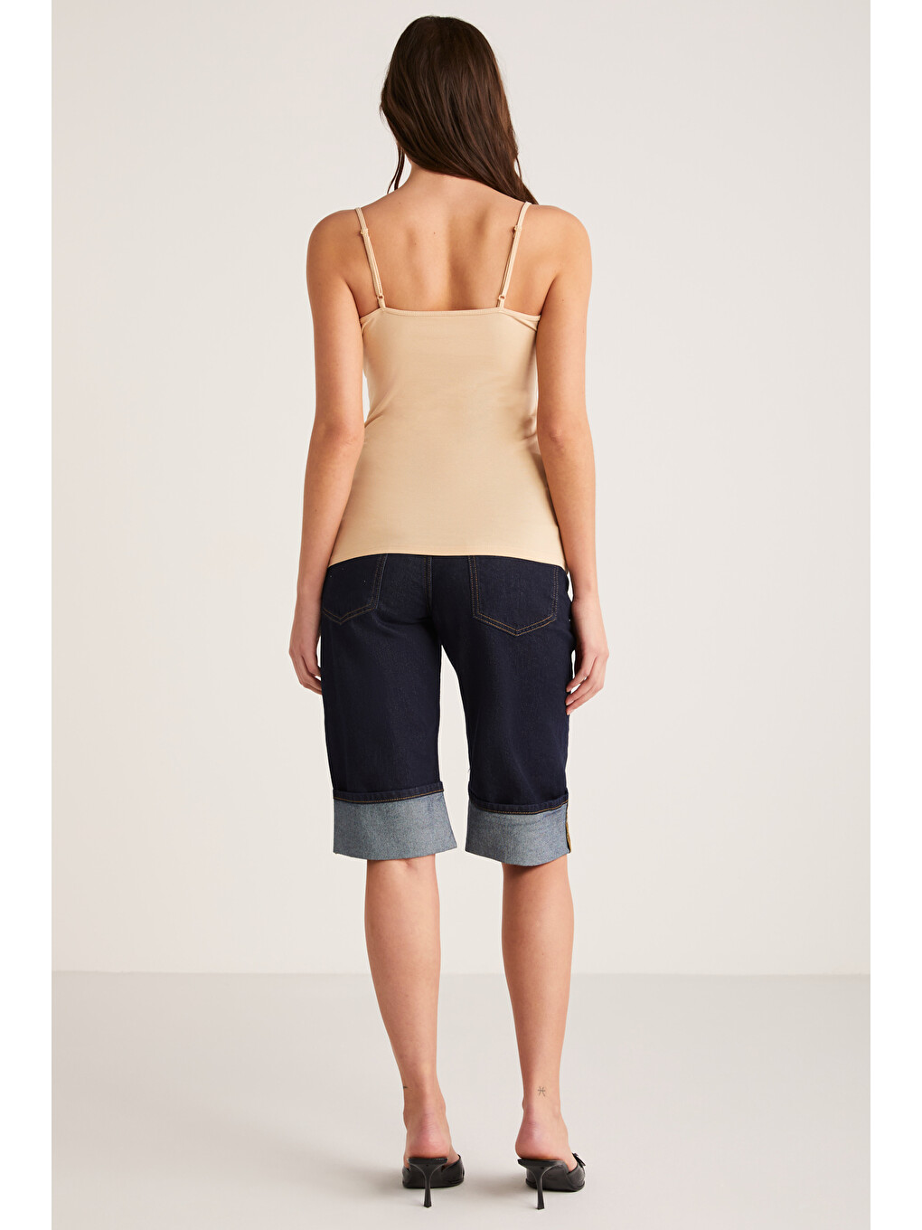 Khloe Kadın Slim Fit Dar Kesim Pamuklu İnce Askılı Kare Yaka Sıfır Kol Basic Bej Atlet-4