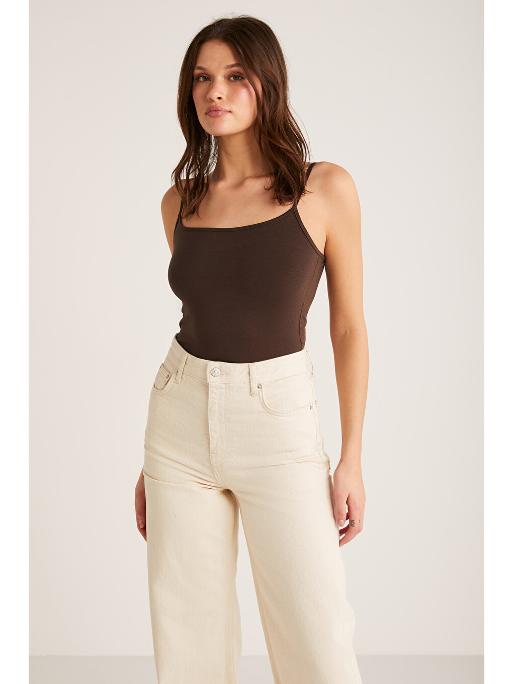 Khloe Kadın Slim Fit Dar Kesim Pamuklu İnce Askılı Kare Yaka Sıfır Kol Basic Kahverengi Atlet-2