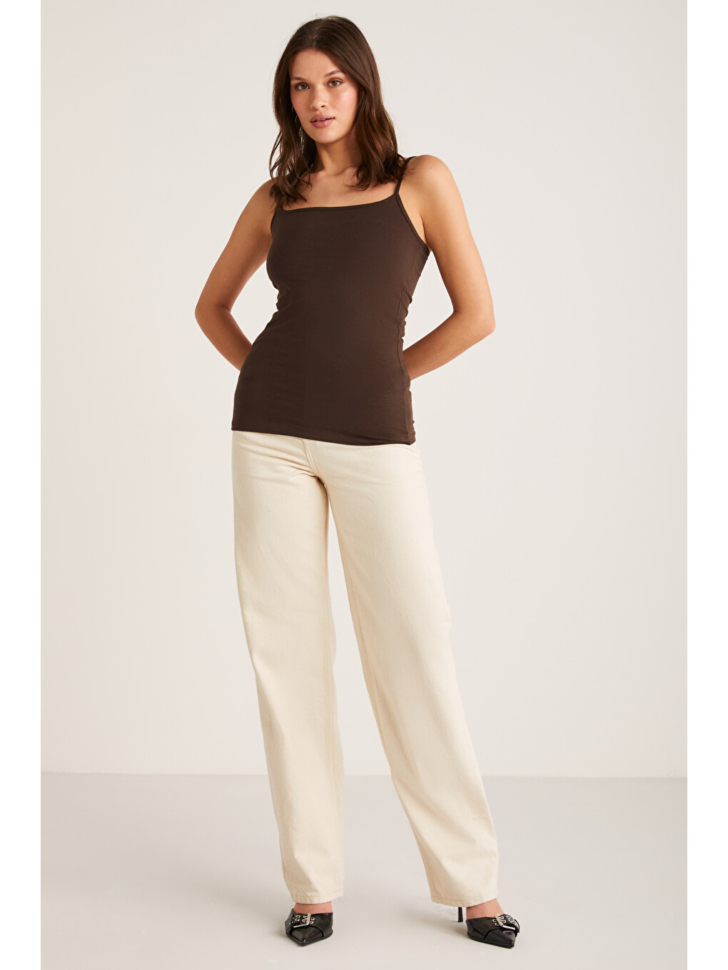 Khloe Kadın Slim Fit Dar Kesim Pamuklu İnce Askılı Kare Yaka Sıfır Kol Basic Kahverengi Atlet-3