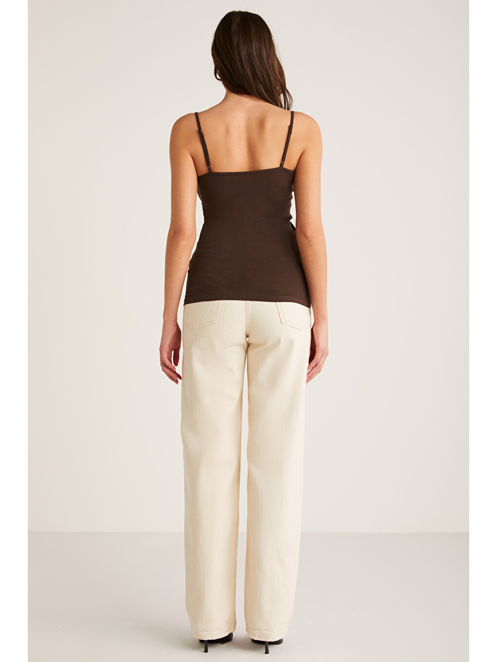 Khloe Kadın Slim Fit Dar Kesim Pamuklu İnce Askılı Kare Yaka Sıfır Kol Basic Kahverengi Atlet-4