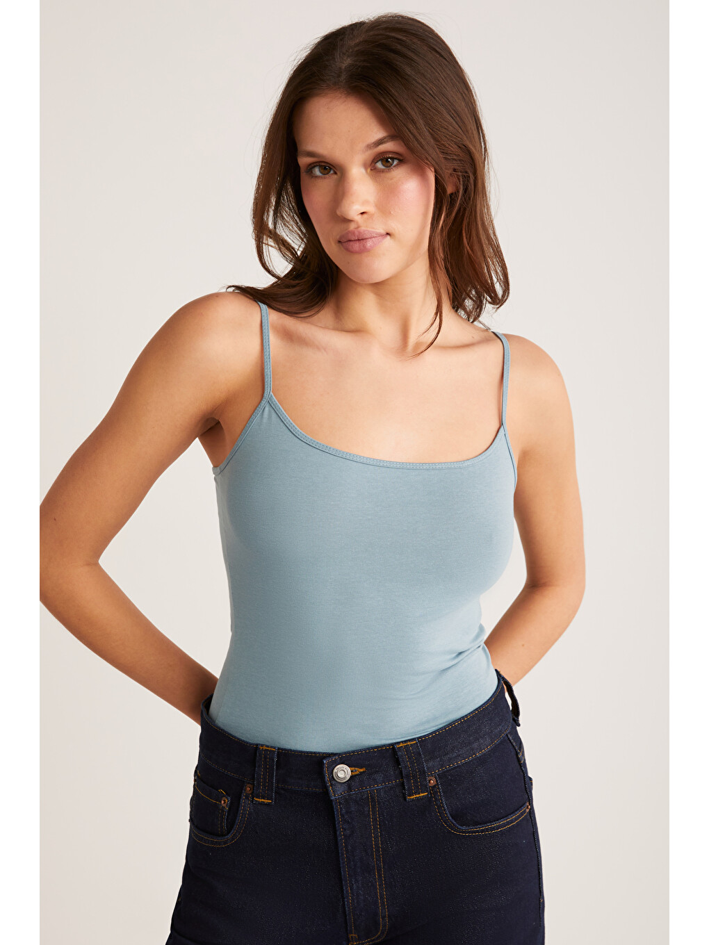 Khloe Kadın Slim Fit Dar Kesim Pamuklu İnce Askılı Kare Yaka Sıfır Kol Basic Yeşil Atlet-1
