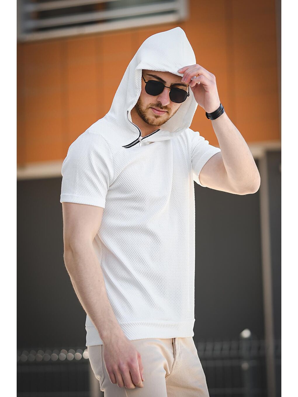 Beyaz Slim Fit Dokulu Fermuar Detaylı Kapüşonlu Erkek Tişört-1