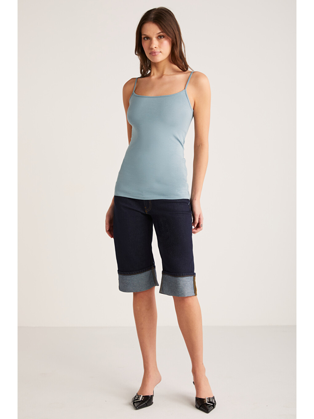 Khloe Kadın Slim Fit Dar Kesim Pamuklu İnce Askılı Kare Yaka Sıfır Kol Basic Yeşil Atlet-3