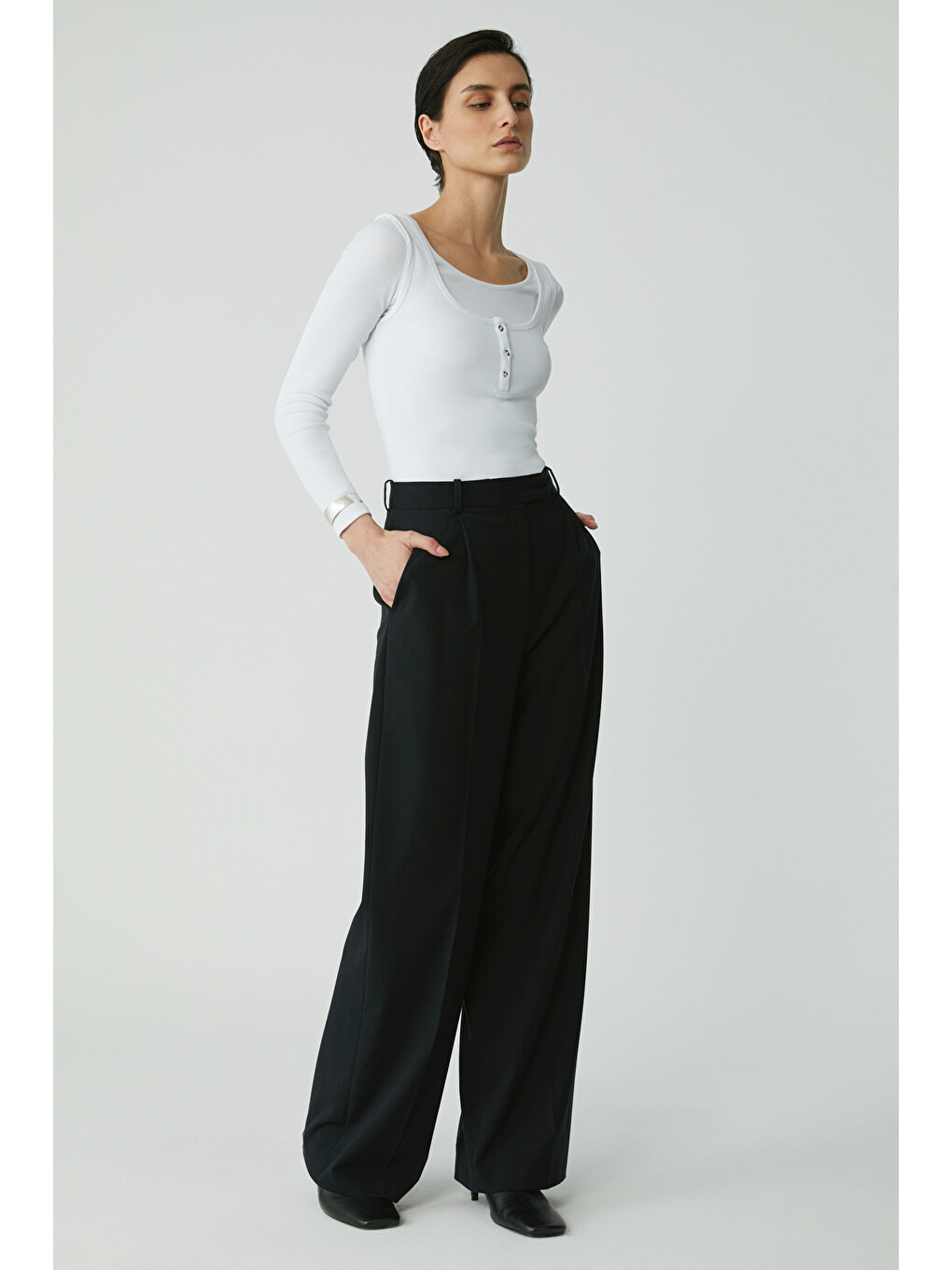 Lıtzy Kadın Slim Fit Dar Kalıp Düğme Detaylı Kalın Askılı Oyuk Yaka Beyaz Atlet-1