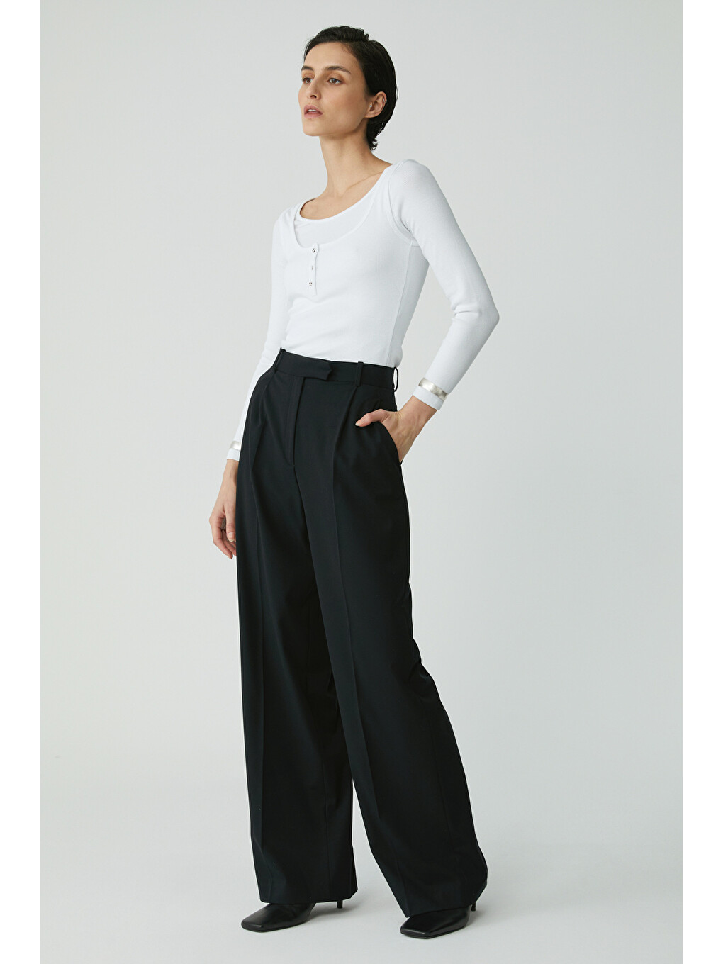 Lıtzy Kadın Slim Fit Dar Kalıp Düğme Detaylı Kalın Askılı Oyuk Yaka Beyaz Atlet-2