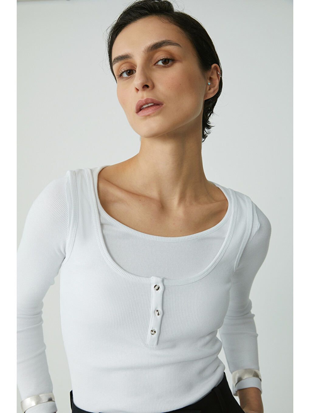 Lıtzy Kadın Slim Fit Dar Kalıp Düğme Detaylı Kalın Askılı Oyuk Yaka Beyaz Atlet-3