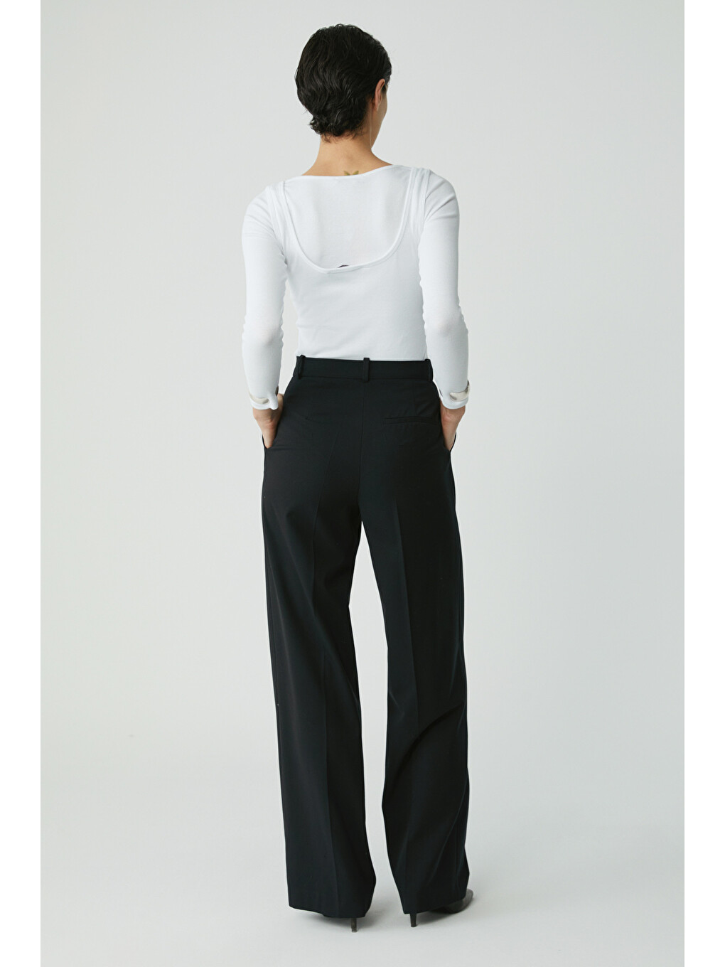 Lıtzy Kadın Slim Fit Dar Kalıp Düğme Detaylı Kalın Askılı Oyuk Yaka Beyaz Atlet-4