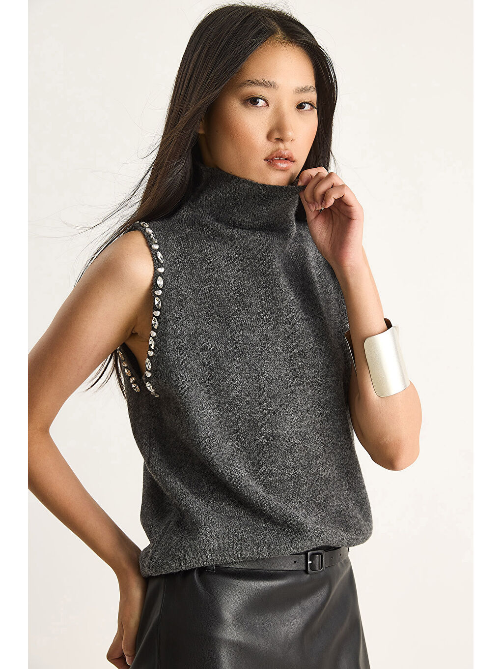 Antrasit Kadın Taş Detaylı Yarım Balıkçı Yaka Triko Bluz