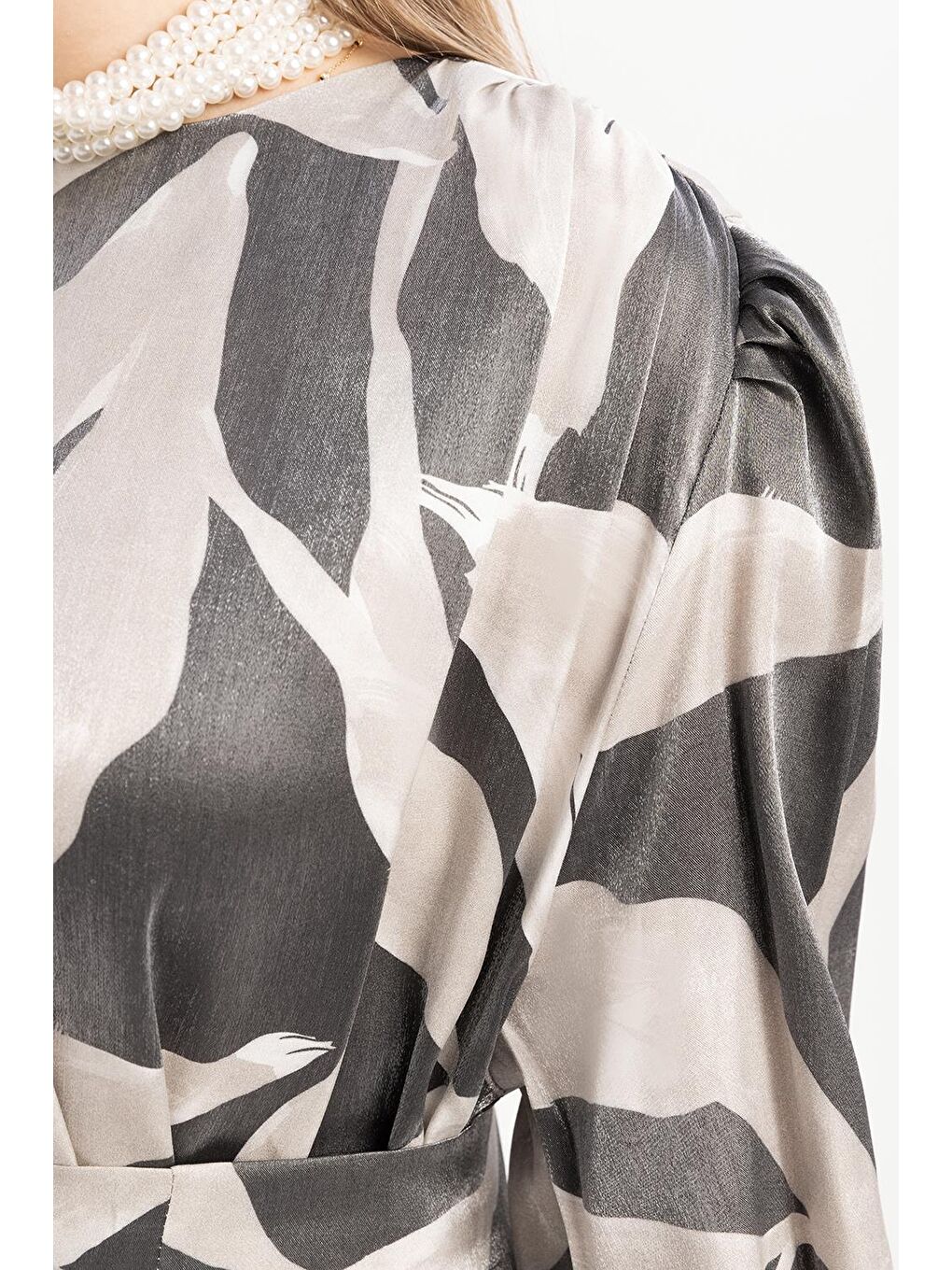 Siyah-Bej-Omuz Büzgü Detaylı Kuşaklı Elbise-3