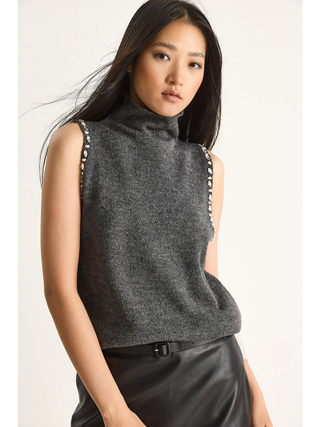 Antrasit Kadın Taş Detaylı Yarım Balıkçı Yaka Triko Bluz-1