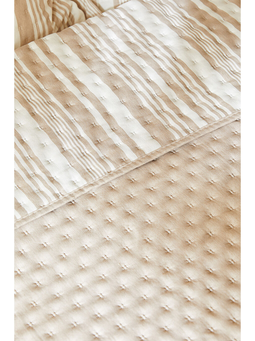 Pamuklu Kapitoneli Bej Renk Çizgi Desen Çift Kişilik Yatak Örtüsü Seti 1 Adet 250 x 230 / 2 Adet 50-3
