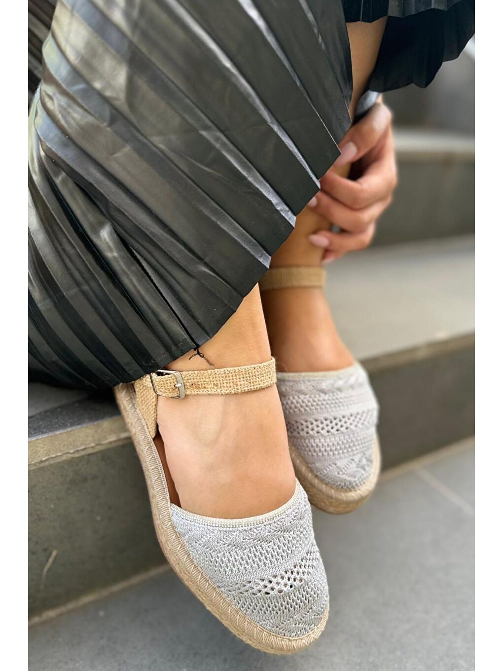 Gri Glara Önü Kapalı Hasır Görünümlü Kadın Triko Sandalet-1