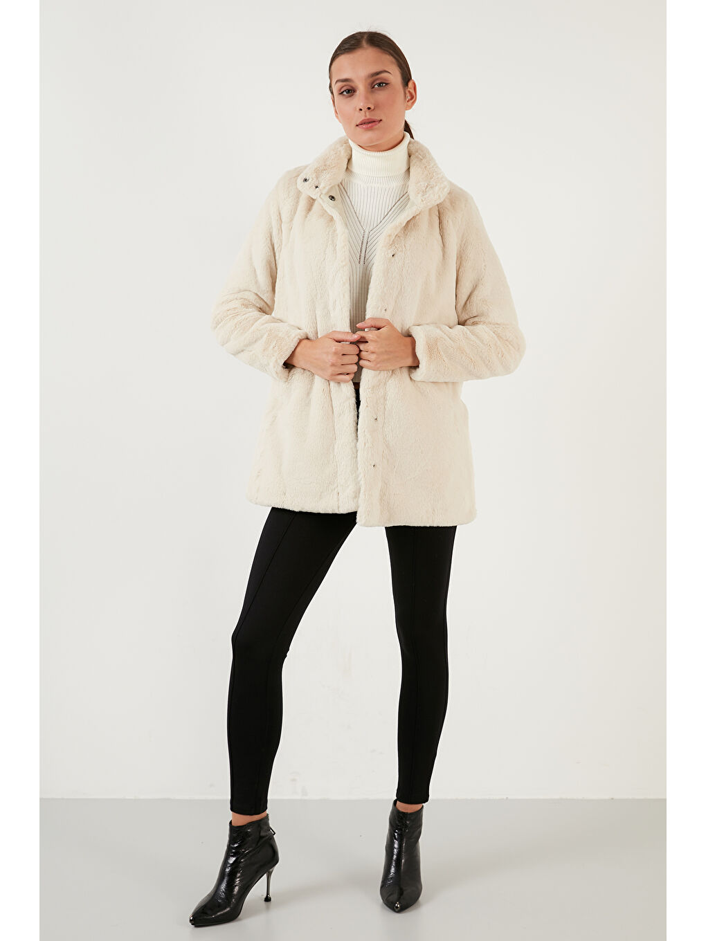 Bej Regular Fit Dik Yaka Cepli Yumuşak Dokulu Suni Kürk Onlvida Kadın Mont 15164600-3