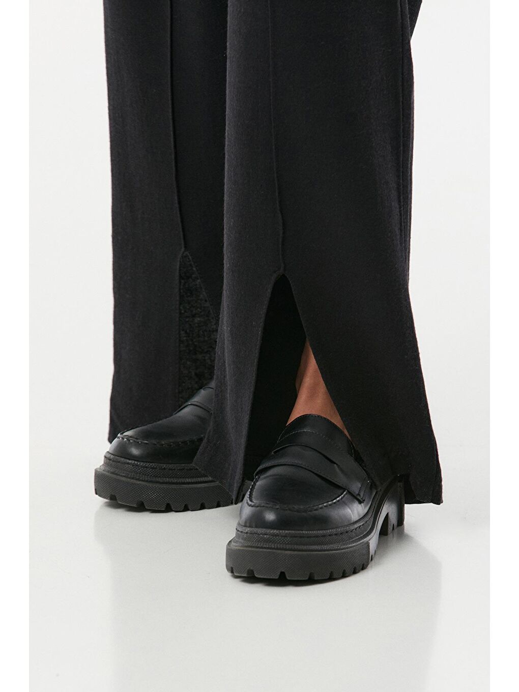 Siyah Beli Lastikli Önden Yırtmaçlı Çimalı Keten Pantolon-3