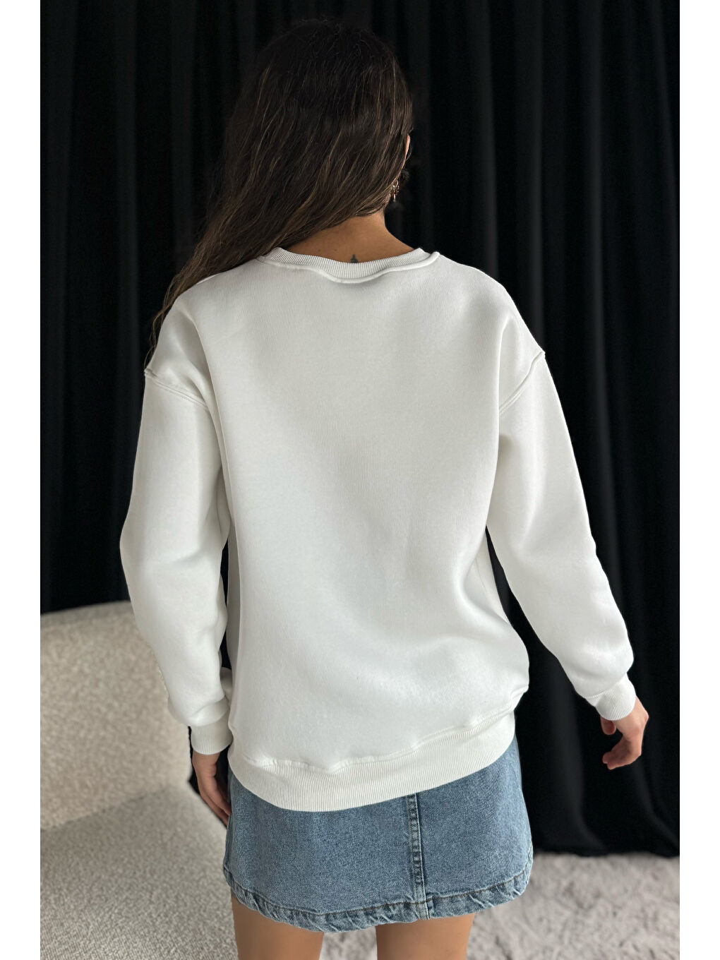 GÜLSELİ Beyaz Kadın Bisiklet Yaka Kalp Nakışlı Şardonlu Sweatshirt - 2