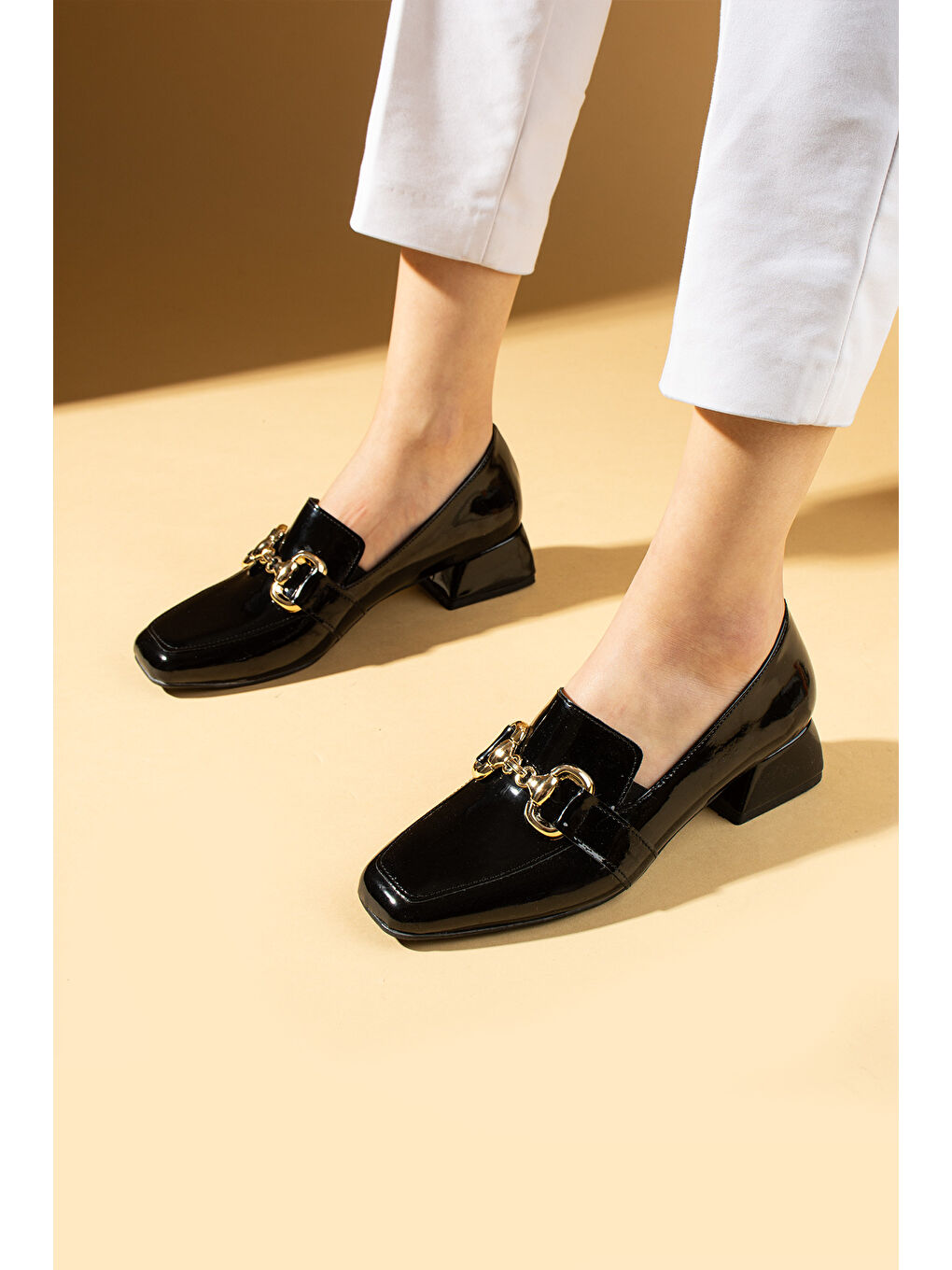 Siyah Gold Tokalı Küt Burun Kalın Topuklu Kadın Ayakkabı 53-1200-24Rugan