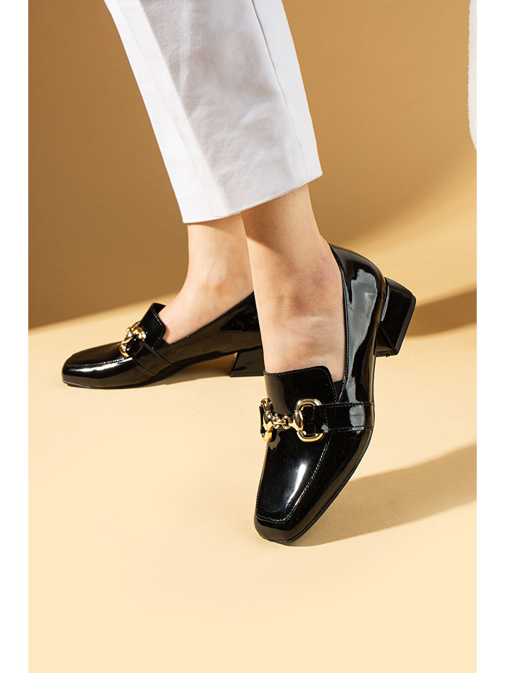 Siyah Gold Tokalı Küt Burun Kalın Topuklu Kadın Ayakkabı 53-1200-24Rugan-1