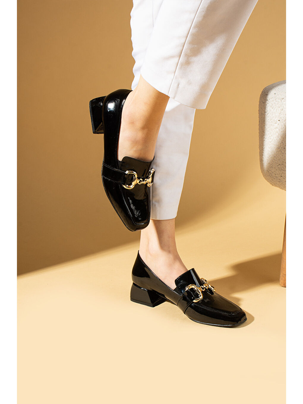 Siyah Gold Tokalı Küt Burun Kalın Topuklu Kadın Ayakkabı 53-1200-24Rugan-2