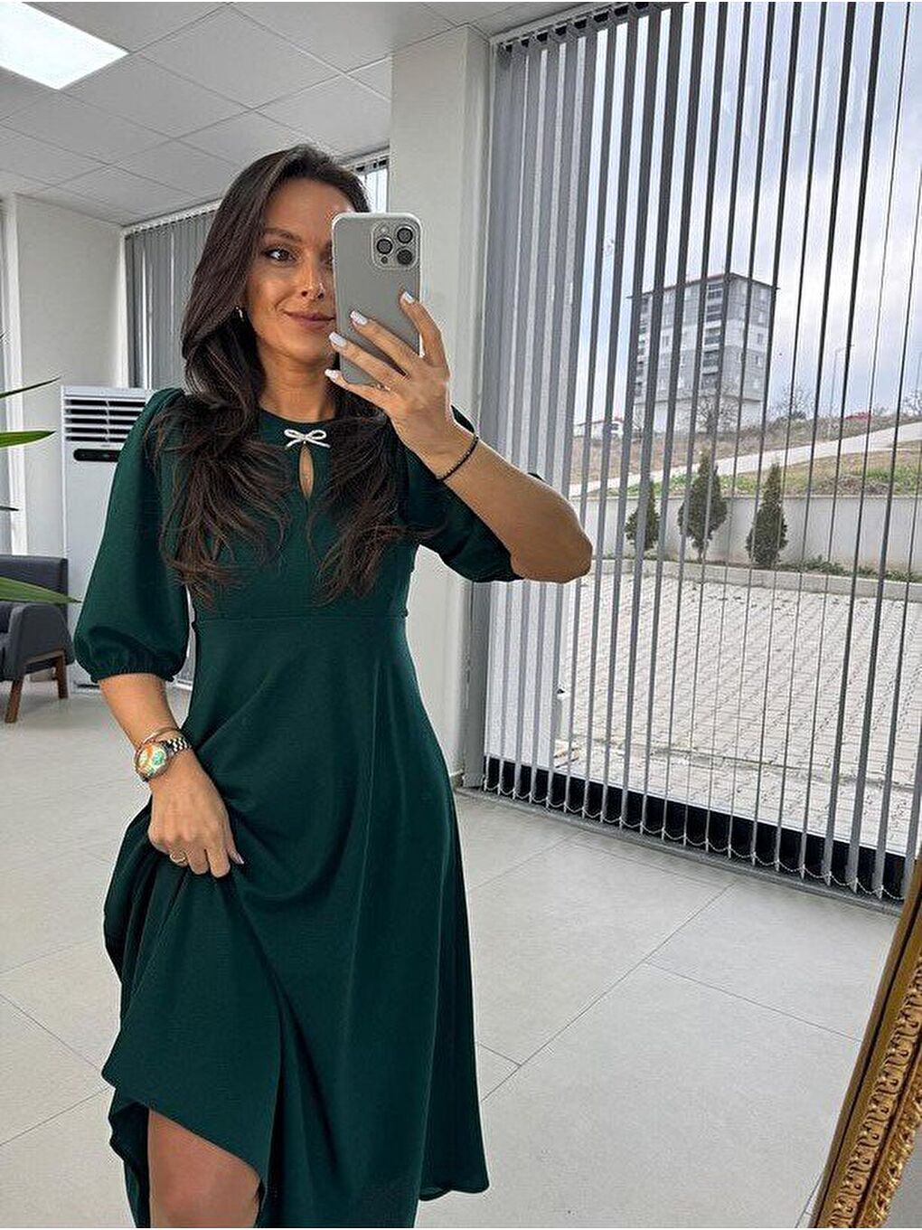 Yeşil Kadın Kısa Kollu Bisiklet Yaka Fiyonk Broşlu Midi Janjan Krep Elbise-4