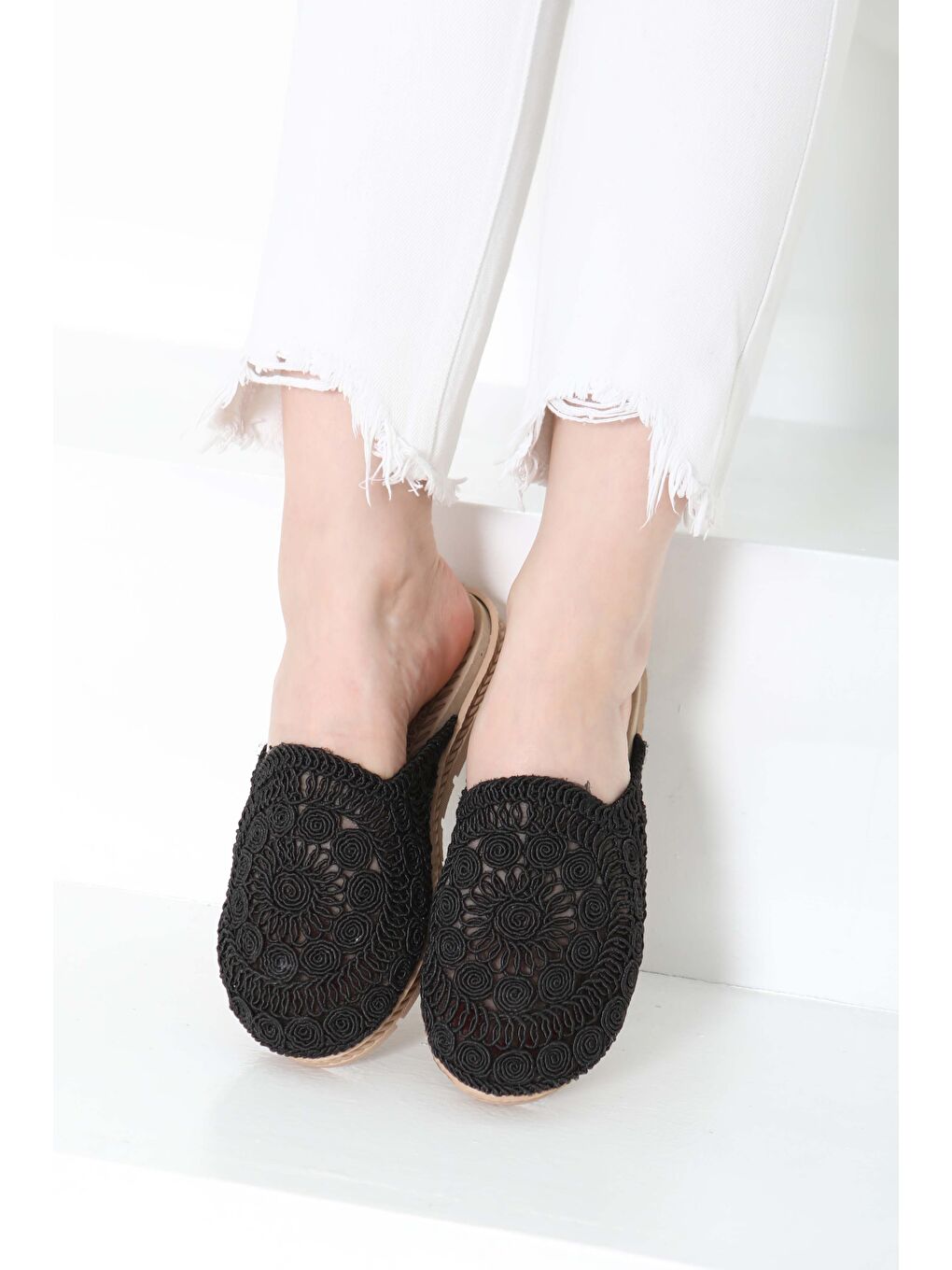 Kadın Siyah Nakış Hasırlı Terlik - 27158-1
